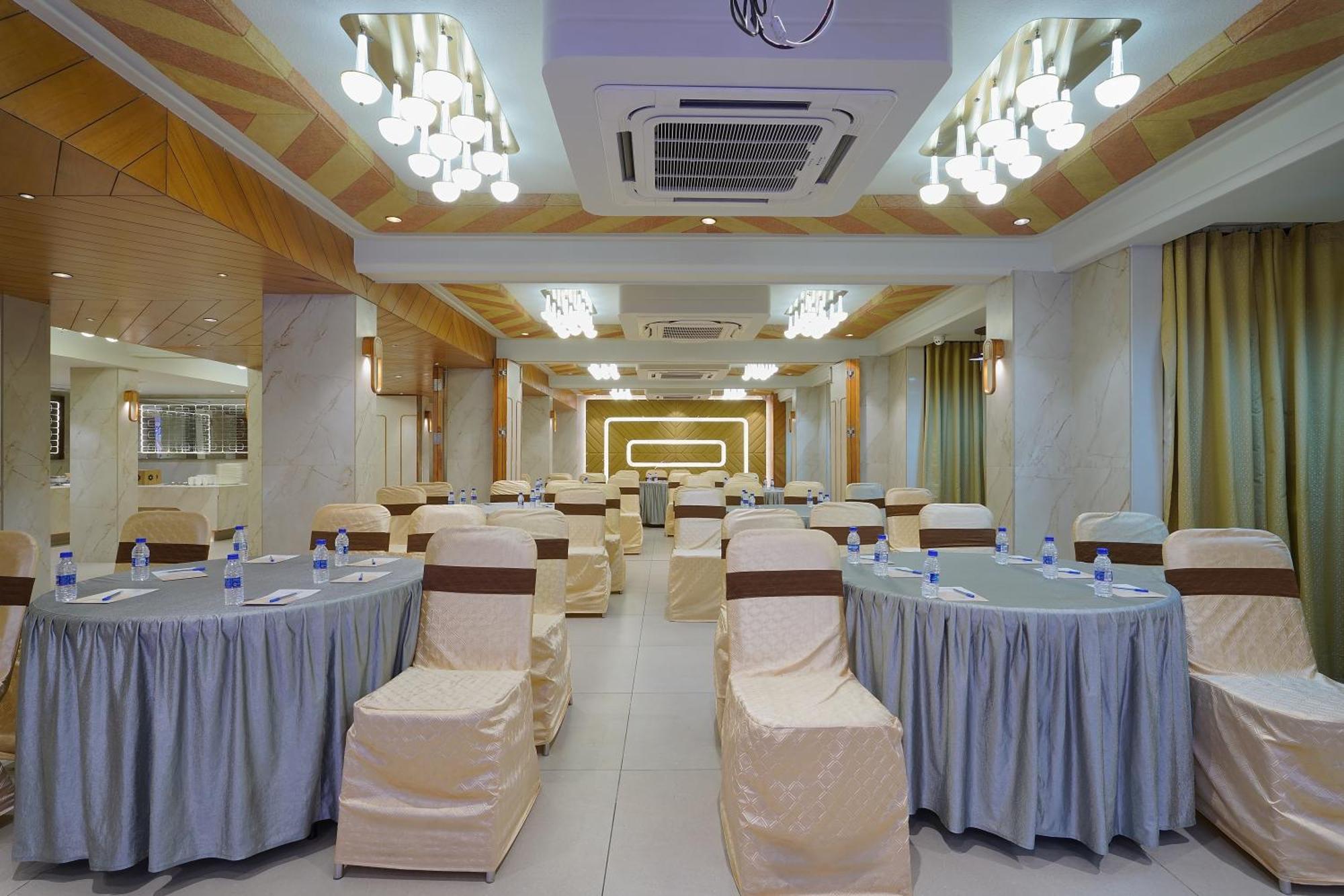Artilla Inn أحمد أباد المظهر الخارجي الصورة