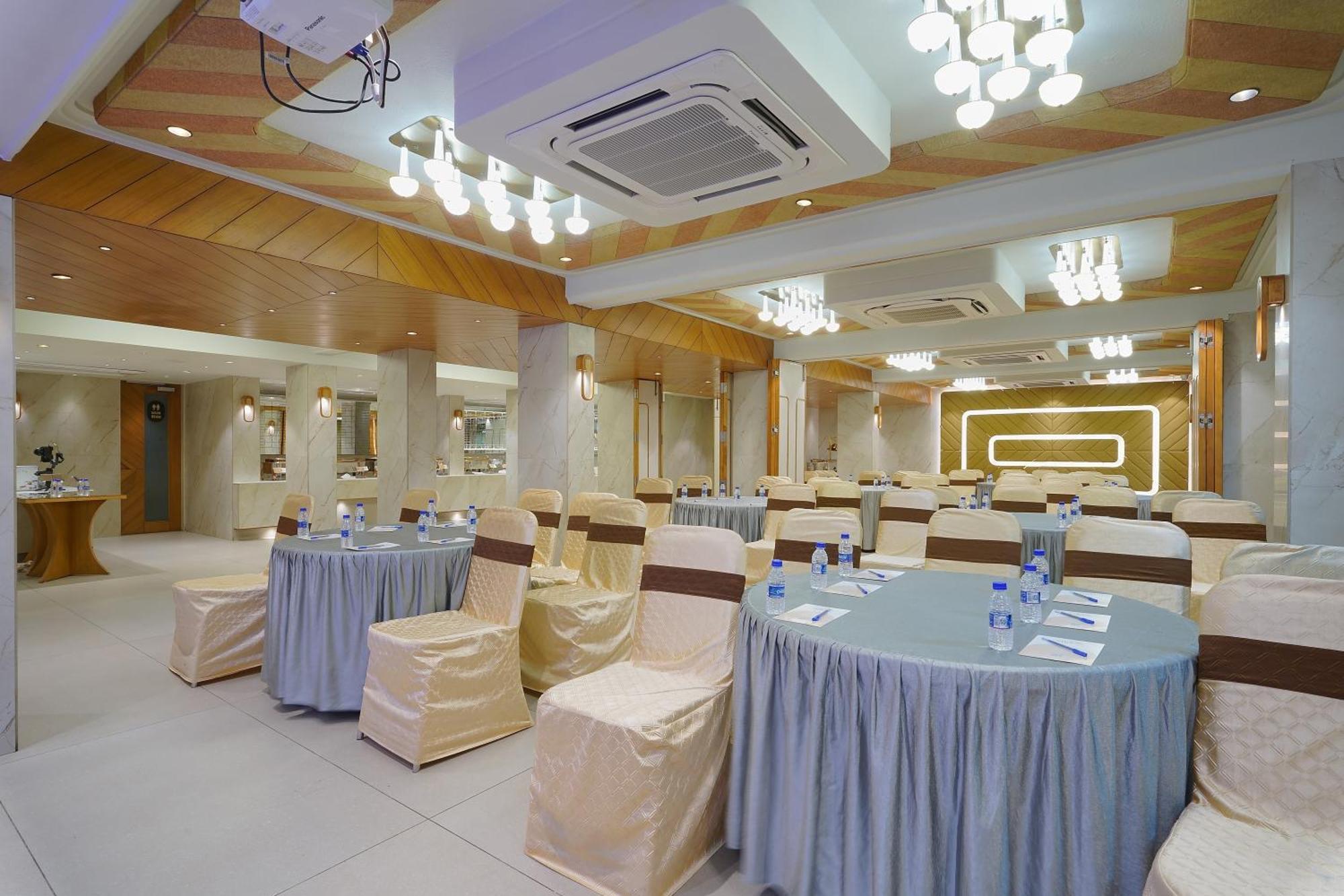 Artilla Inn أحمد أباد المظهر الخارجي الصورة