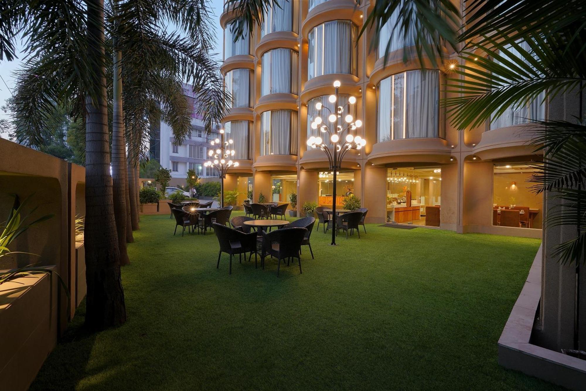 Artilla Inn أحمد أباد المظهر الخارجي الصورة